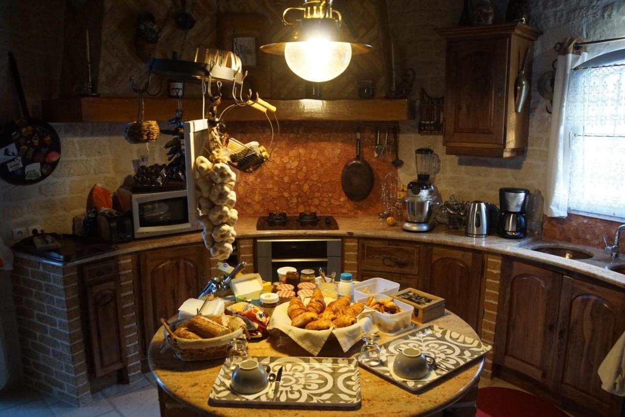 Des Mathes, D'hotes,