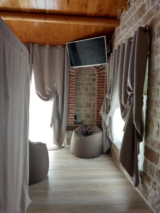 Des Mathes, D'hotes, *