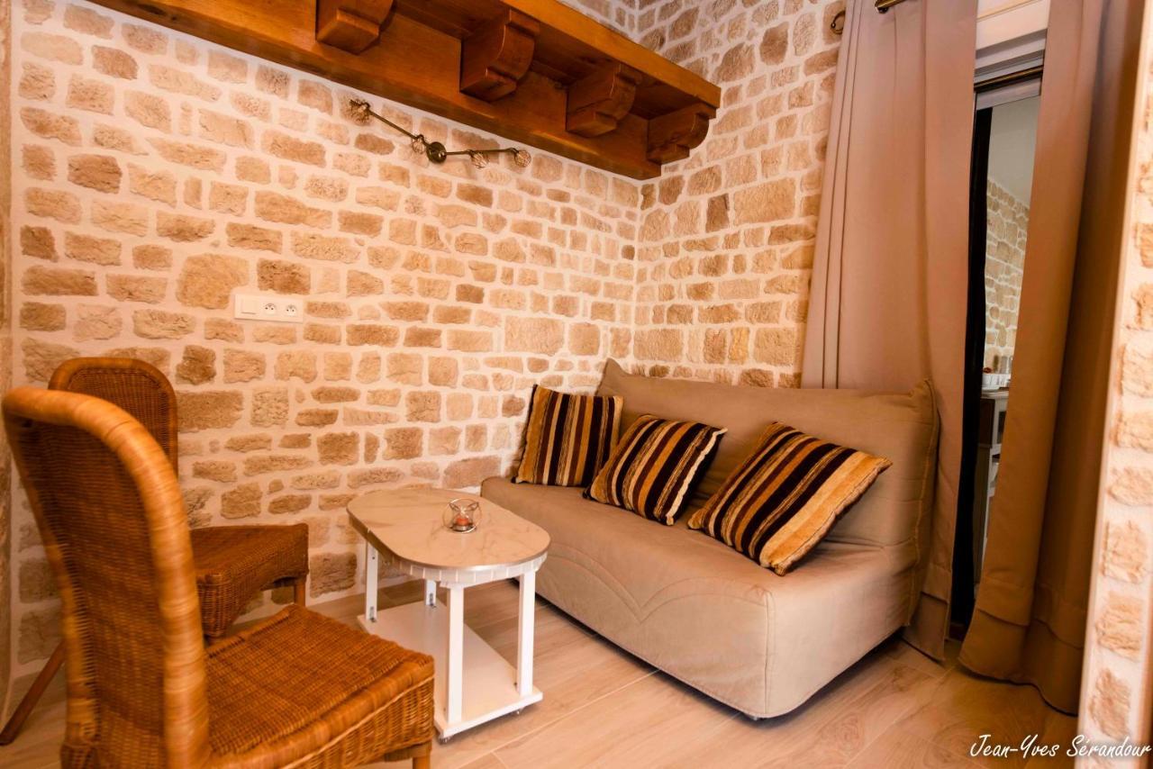 Des Mathes, D'hotes,