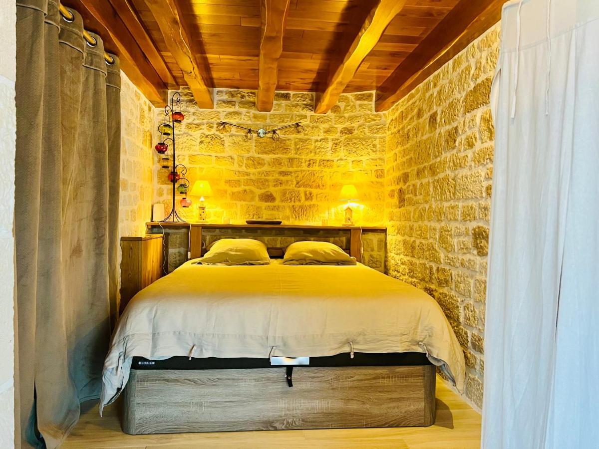 Des Mathes, D'hotes, *